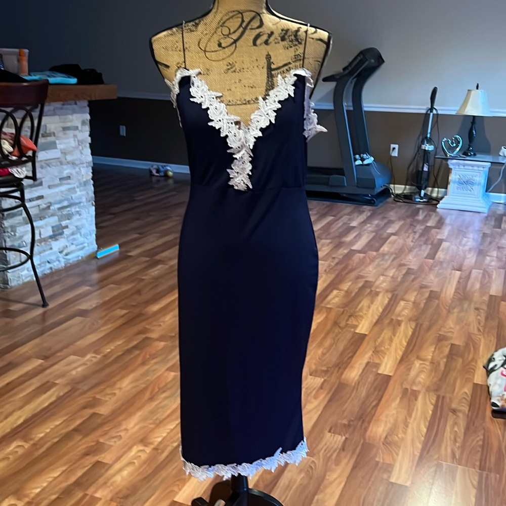 Size XL (more a L) navy blue with white floral trim dress